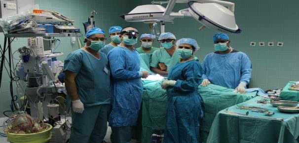 
لأول مرة في فلسطين..عملية زراعة مفصل لمريض مصاب بالهيموفيليا
